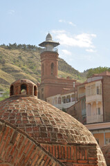 Uliczka w centrum miasta, Tbilisi, Gruzja. Architektura, fasada, restauracje