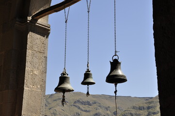 Dzwony wiszące w świątynii - obrazy, fototapety, plakaty