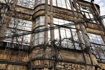 Stare budynki, fasady, zniszczone drzwi, detale architektoniczne, zabytki historyczne, centrum miasta. © Ornela