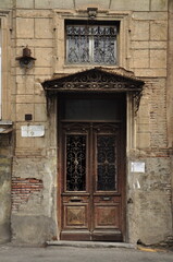 Stare budynki, fasady, zniszczone drzwi, detale architektoniczne, zabytki historyczne, centrum miasta. © Ornela