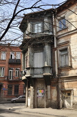 Stare budynki, fasady, zniszczone drzwi, detale architektoniczne, zabytki historyczne, centrum miasta. © Ornela