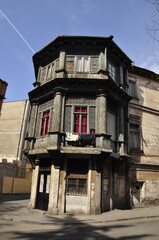 Stare budynki, fasady, zniszczone drzwi, detale architektoniczne, zabytki historyczne, centrum miasta. © Ornela