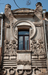Stare budynki, fasady, zniszczone drzwi, detale architektoniczne, zabytki historyczne, centrum miasta. © Ornela