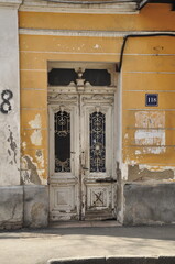 Stare budynki, fasady, zniszczone drzwi, detale architektoniczne, zabytki historyczne, centrum miasta. © Ornela