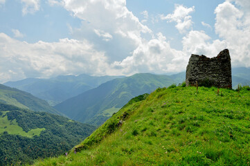 Fototapeta na wymiar Widok na pasmo górskie Kaukazu