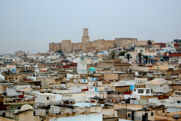 Arabskie stare miasto z twierdzą na wzgórzu - obrazy, fototapety, plakaty