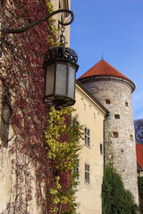 Zamek Pieskowa Skała widok z dziedzińca na wieżę i mur