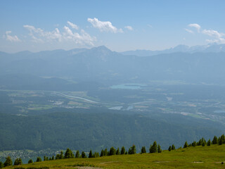 Panoramaausblick auf das K&auml;rntner Becken und die Alpen bei Sommerwetter

