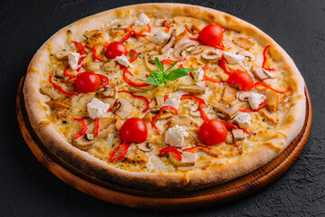 Pizza with chicken and tomatoes