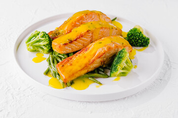 Grilled salmon with asparagus and broccoli