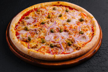 Delicious pizza Tuna with tomatoes, olives, onion and capers