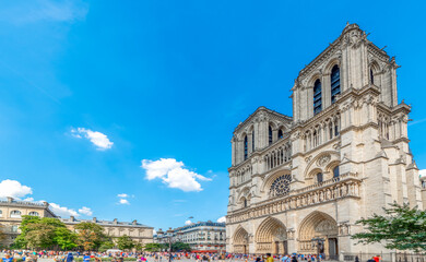 World famous Notre Dame cathedral on a sunny day - obrazy, fototapety, plakaty