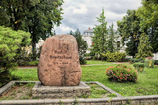 malchin, deutschland - gedenkstein im stadtpark für rudolf breitscheid