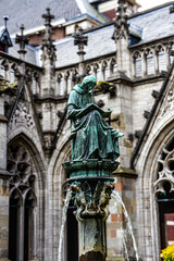 Fototapeta na wymiar Statue à la cathédrale d'Utrecht, Pays-Bas