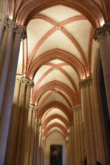 Vo&ucirc;tes gothiques de la cath&eacute;drale Saint-Jean dans le vieux Lyon. France