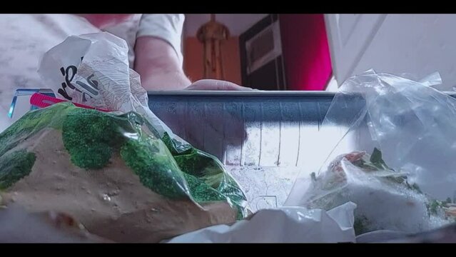 Remove frozen bags from the freezer drawer. Inner socket. 1