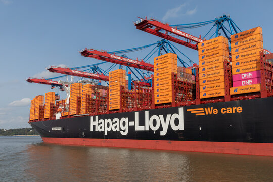 Der Containerriese Berlin Express von Hapag-Lloyd, beim ersten Besuch im Hamburger Hafen am Container Terminal Burchardkau. Hamburg, Deutschland am 26. September 2023.