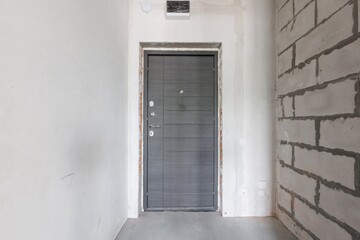 Fototapeta premium interior of the apartment without decoration in gray colors. rough finish