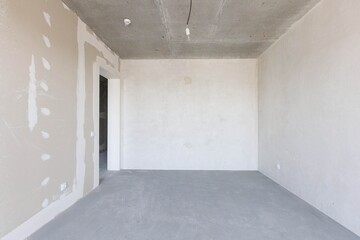 Obraz premium interior of the apartment without decoration in gray colors. rough finish