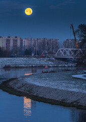 pełnia księżyca w mieście Opole nad rzeką Odrą - obrazy, fototapety, plakaty