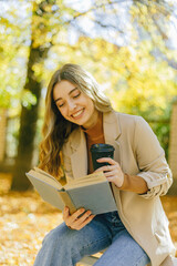 Obraz premium woman reading a book in the park