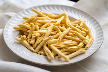 Pasta casereccia fresca, tipico formato di pasta napoletana, cibo italiano 