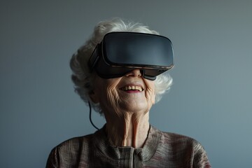 Porträt einer Senorin, die eine VR-Brille trägt vor grauem Hintergrund - obrazy, fototapety, plakaty