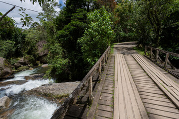 Fototapeta premium Ponte de madeira sobre as corredeiras do Rio Preto, Visconde de Mauá, Rio de Janeiro, Brasil