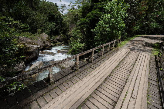 Ponte de madeira sobre Rio Preto divisa dos estados de MG e RJ, Visconde de Mau&aacute;, Rio de Janeiro, Brasil