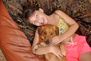 menina criança feliz com cachorro caramelo doméstigo, amor canino, cão amigo e companheiro  - obrazy, fototapety, plakaty
