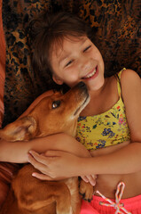 menina criança feliz com cachorro caramelo doméstigo, amor canino, cão amigo e companheiro 
