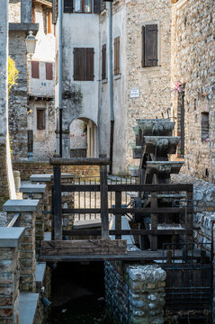 
Architecture and art in the ancient fortified village of Valvasone