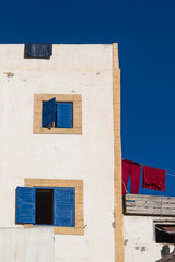 Fototapeta na wymiar White house and red laundry, Essaouira