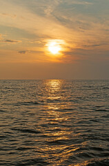 Obraz premium Sun in the Clouds Over Distant Waters