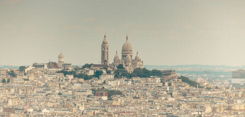 La basilique du Sacré-Cœur  de  Montmartre, dite du Vœu national, située au sommet de la butte...