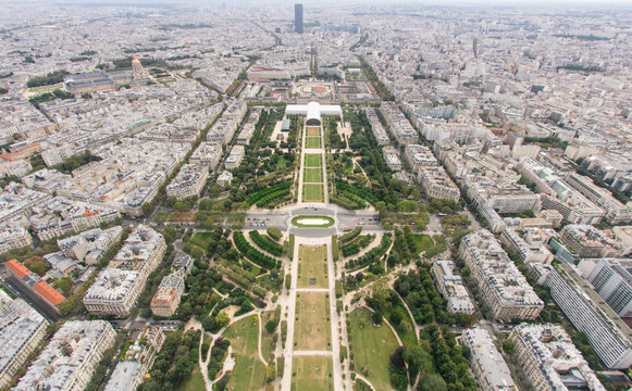 Le Champ-de-Mars est un vaste jardin public enti&egrave;rement ouvert, situ&eacute; &agrave; Paris dans le quartier du Gros-Caillou du 7e arrondissement, entre la tour Eiffel au nord-ouest et l'&Eacute;cole militaire au sud-est.