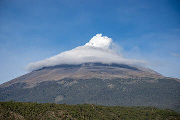 Fototapeta premium Amanecer frente al volcán Popocatépetl 