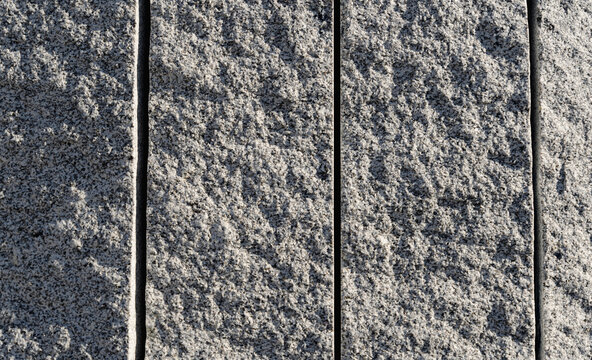 Losas de granito en vertical.