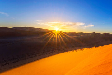 Fototapeta na wymiar sunset on the dunes of Merzouga