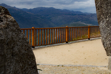 Detalhe de vedação de madeira numa ravina junto a uma montanha.