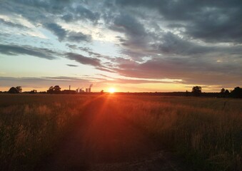 Piękny zachód słońca, nad polami, czerwony i złoty.