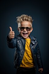 Obraz premium happy boy posing in front of the camera with enthusiasm