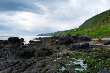 Felsenlandschaft beim Klippenpfad Gobbins Cliff mit Wolken