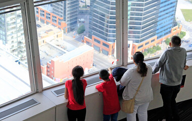 Une famille visite la tour d'observation de Calgary. Alberta, Canada - obrazy, fototapety, plakaty