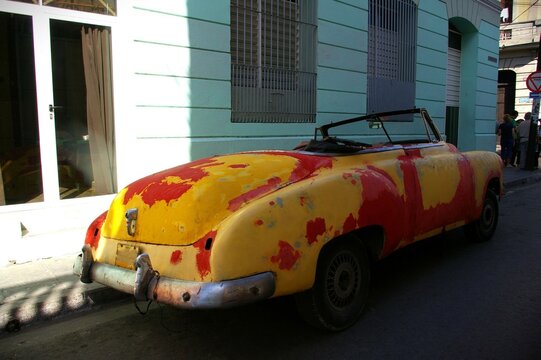 Vieille am&eacute;ricaine en cours de r&eacute;novation  &agrave; Cuba.
