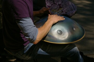Handpan , instrument à percussion.