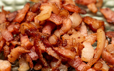 smażony pokrojony boczek, 
fried chopped bacon