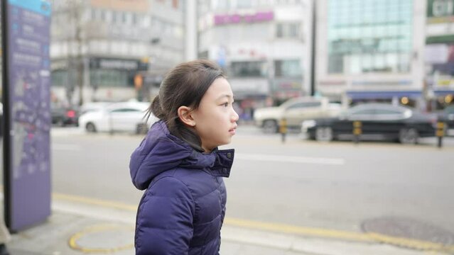 韓国人少女が韓国ソウルの街を寒い冬に歩くスローモーション映像  Slow-motion video of a Korean girl walking in the city of Seoul, South Korea in a cold winter