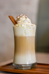 Vaso de café capuchino con nata