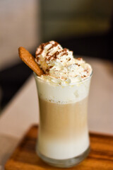 Vaso de café capuchino con nata